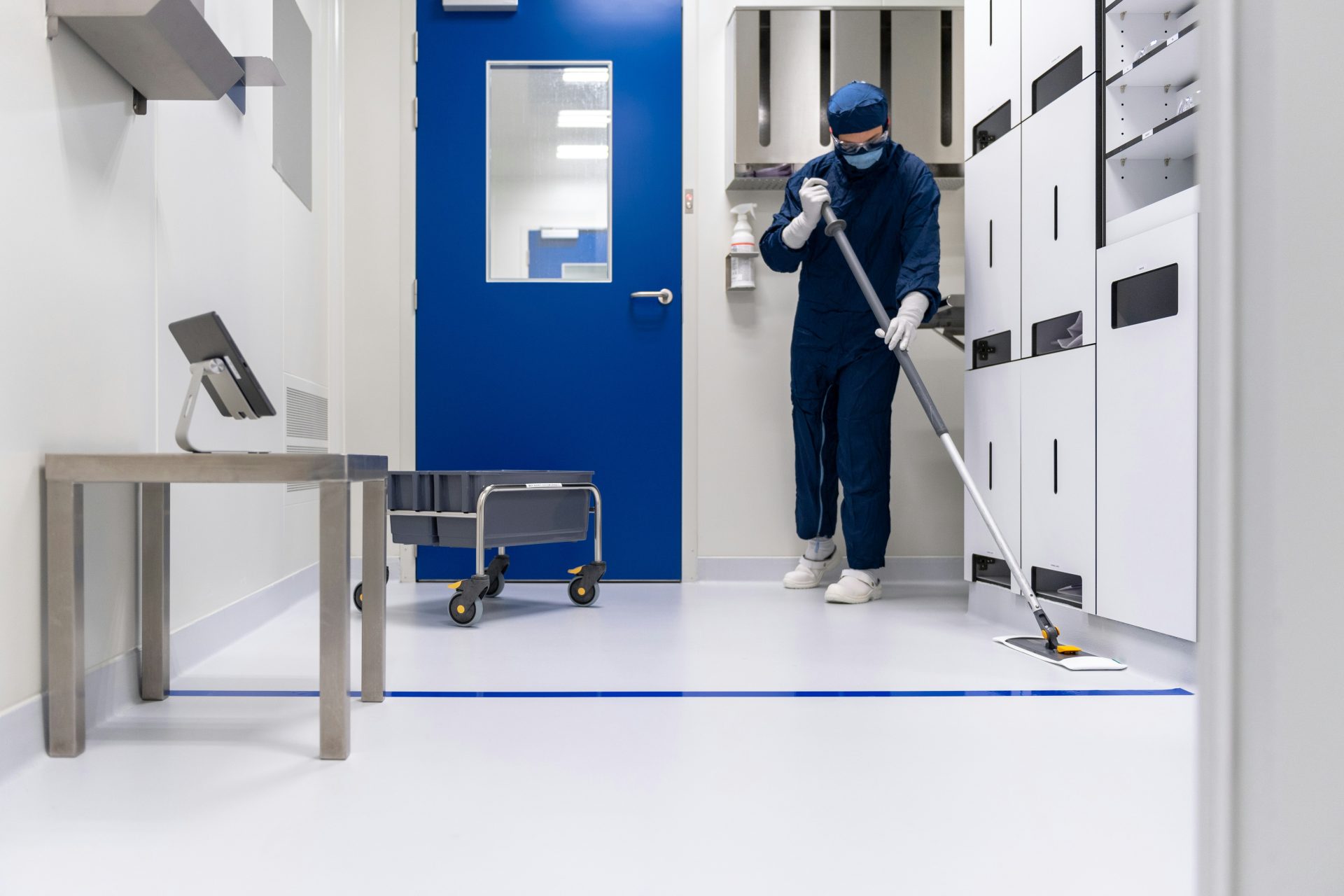 une personne portant un masque bleu et tenant une échelle